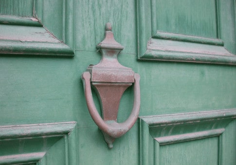 frapper à la porte