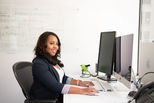 Secrétaire Indépendante à son bureau