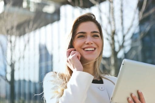 Femme entrepreneur au téléphone