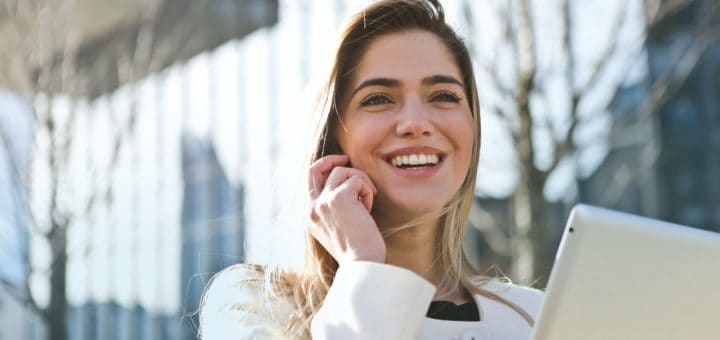 Femme entrepreneur au téléphone