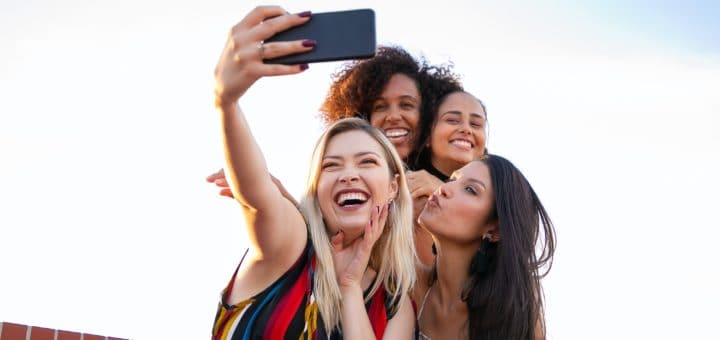 Instagrameuse se prenant en photo avec ses amies